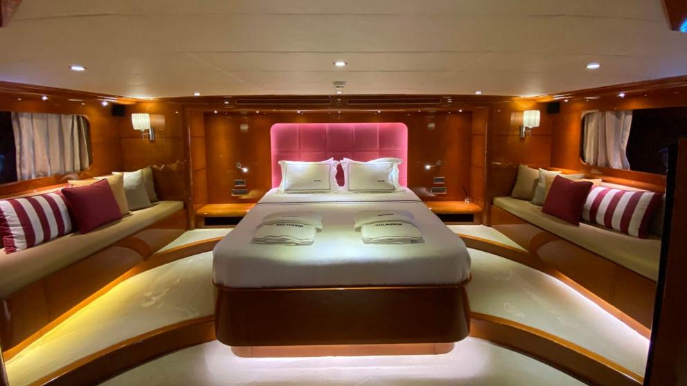 Guletin yatak odası geniş olup pembe başlıklı bir yatak ve minderli kanepelere sahiptir.